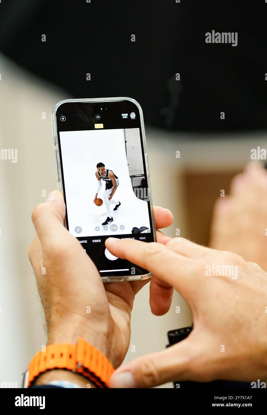 VICTOR WEMBANYAMA, Rookie of the Year de la NBA, participe lundi matin à la Journée des médias pour les Spurs de San Antonio. Les Spurs n'ont pas réussi à faire les séries éliminatoires des deux dernières saisons, mais espérons que l'ajout de CHRIS PAUL et de Wembanyama corrigera cette glisse. Banque D'Images