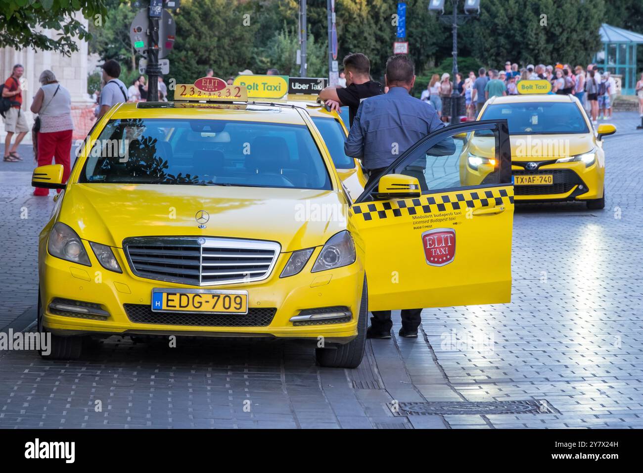 Taxis jaunes à Budapest, Hongrie Banque D'Images