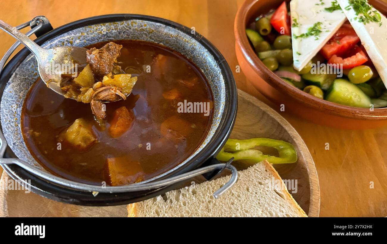 Goulash et salade grecque à Budapest, Hongrie Banque D'Images