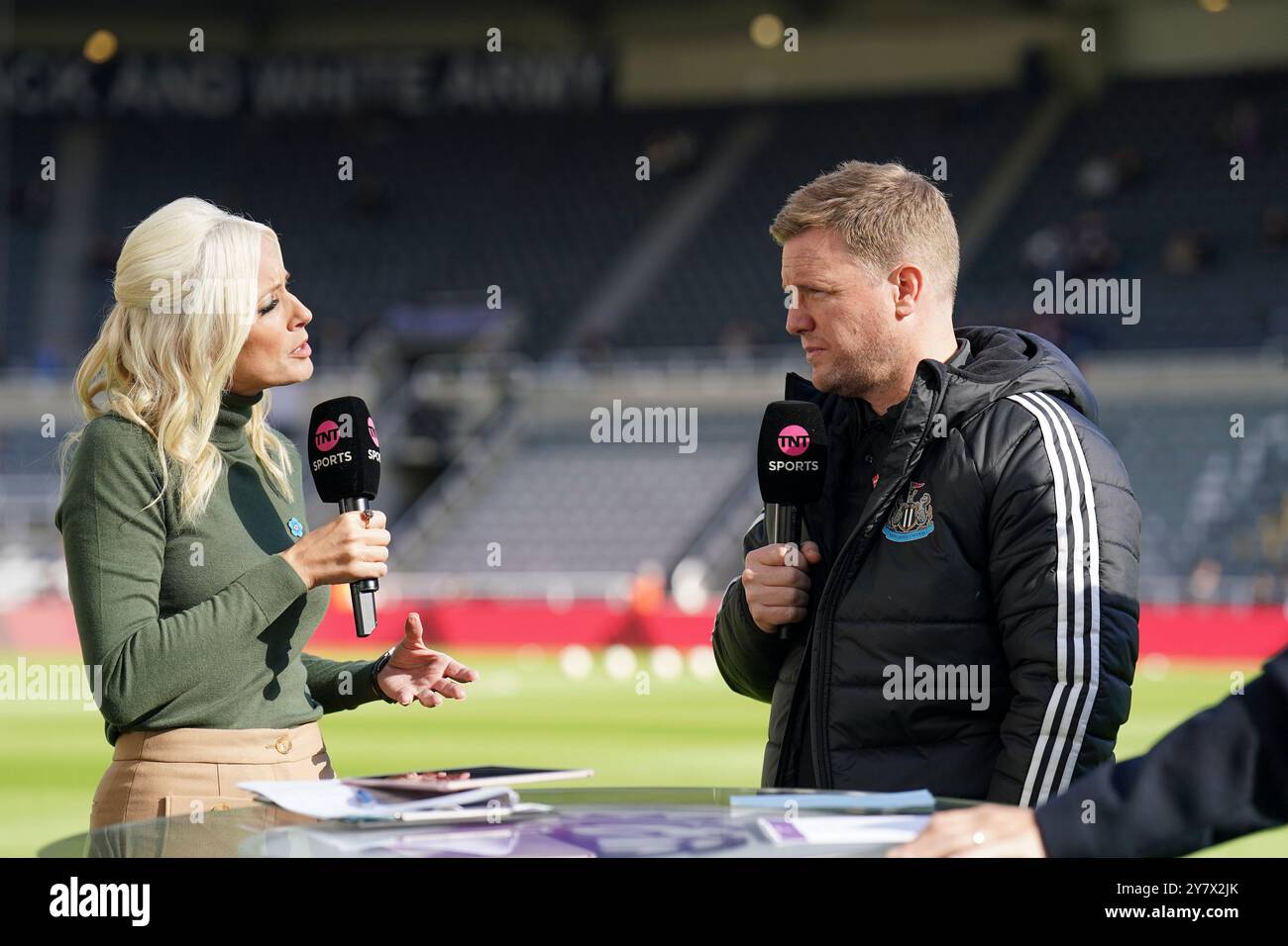 Newcastle, Royaume-Uni. 28 septembre 2024. Entretien du manager de Newcastle United Eddie Howe TNT Sports avec Lynsey Hipgrave lors du match de Newcastle United FC contre Manchester City FC English premier League James' Park, Newcastle, Angleterre, Royaume-Uni le 28 septembre 2024 crédit : Every second Media/Alamy Live News Banque D'Images