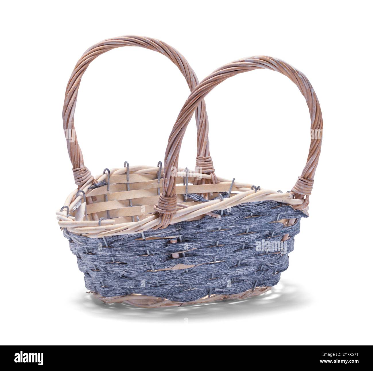 Panier en osier gris découpé en blanc. Banque D'Images