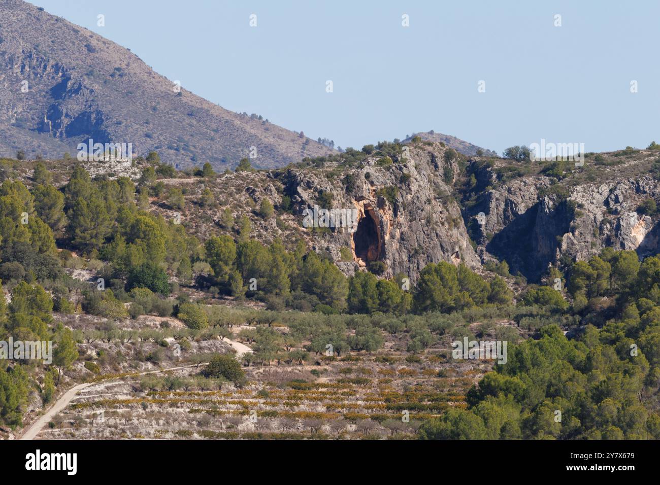 Paysage avec une grotte dans les montagnes à côté du ravin Encantada à Beniarres, Espagne Banque D'Images