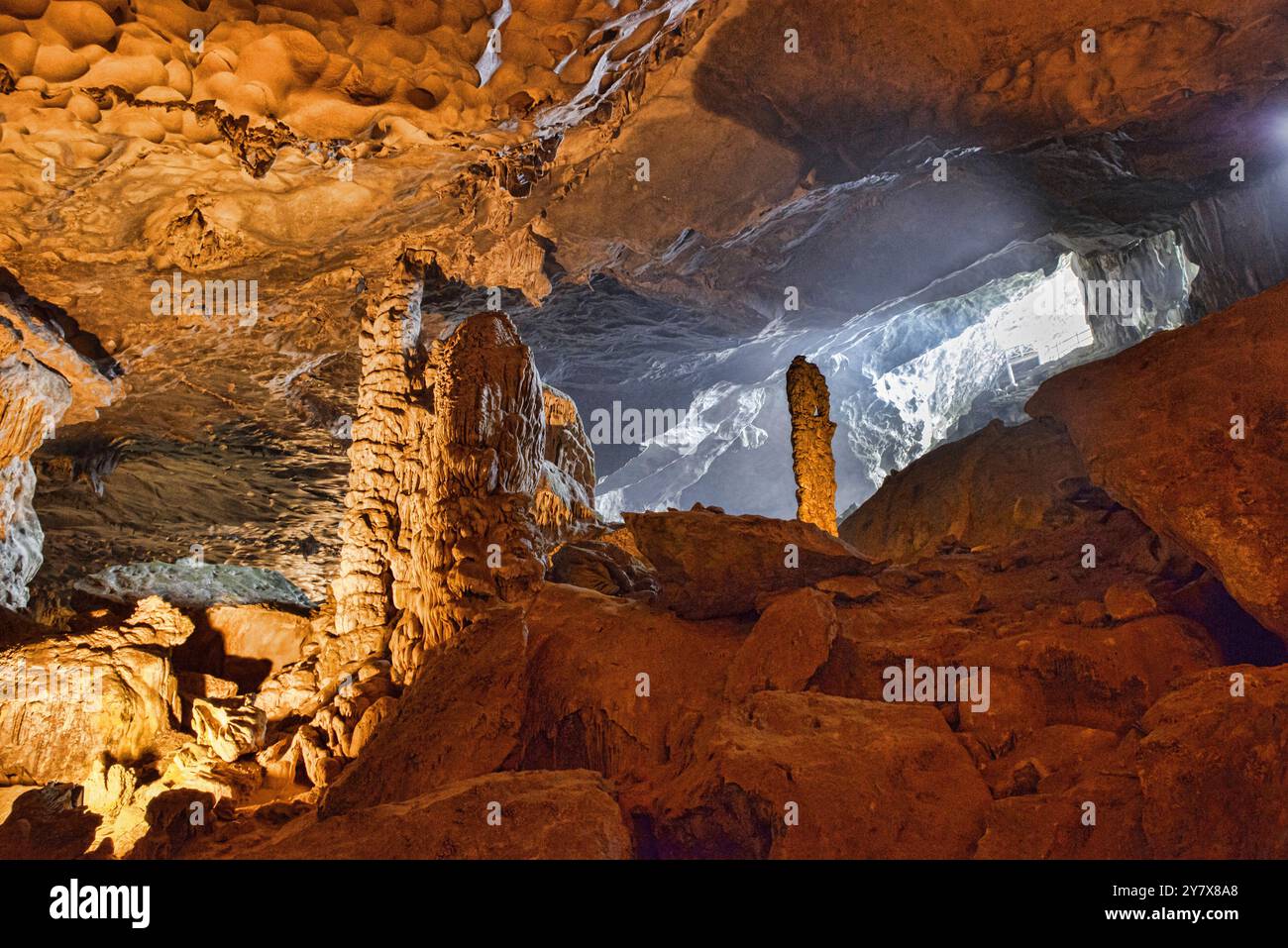 Hang Sung Sot surprise Cave dans la baie d'Halong, Vietnam. Banque D'Images