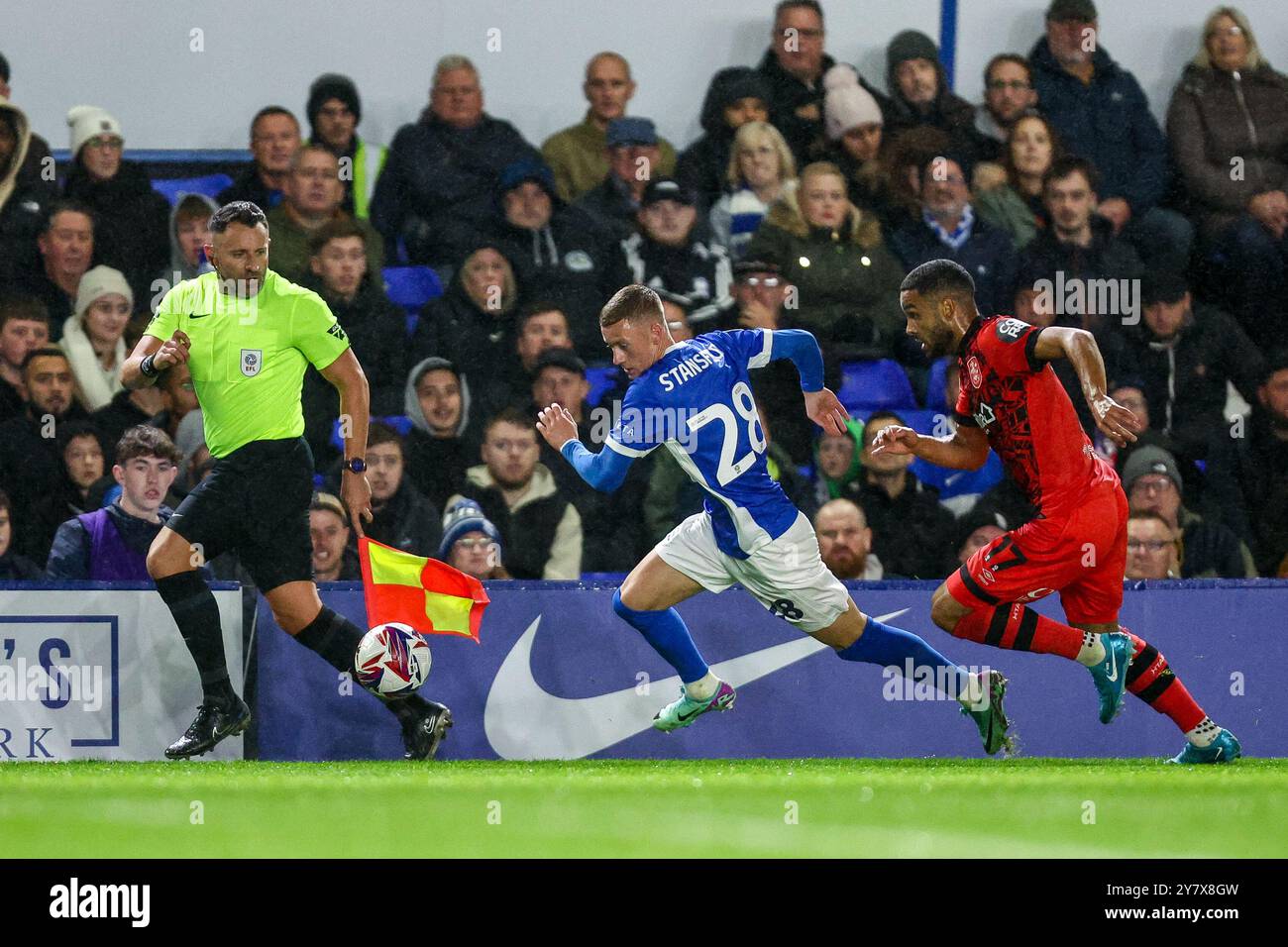 #28, Jay Stansfield de Birmingham court attaqué par #17, Brodie Spencer de Huddersfield lors du match de Sky Bet League 1 entre Birmingham City et Huddersfield Town à St Andrews @ Knighthead Park, Birmingham le mardi 1er octobre 2024. (Photo : Stuart Leggett | mi News) crédit : MI News & Sport /Alamy Live News Banque D'Images