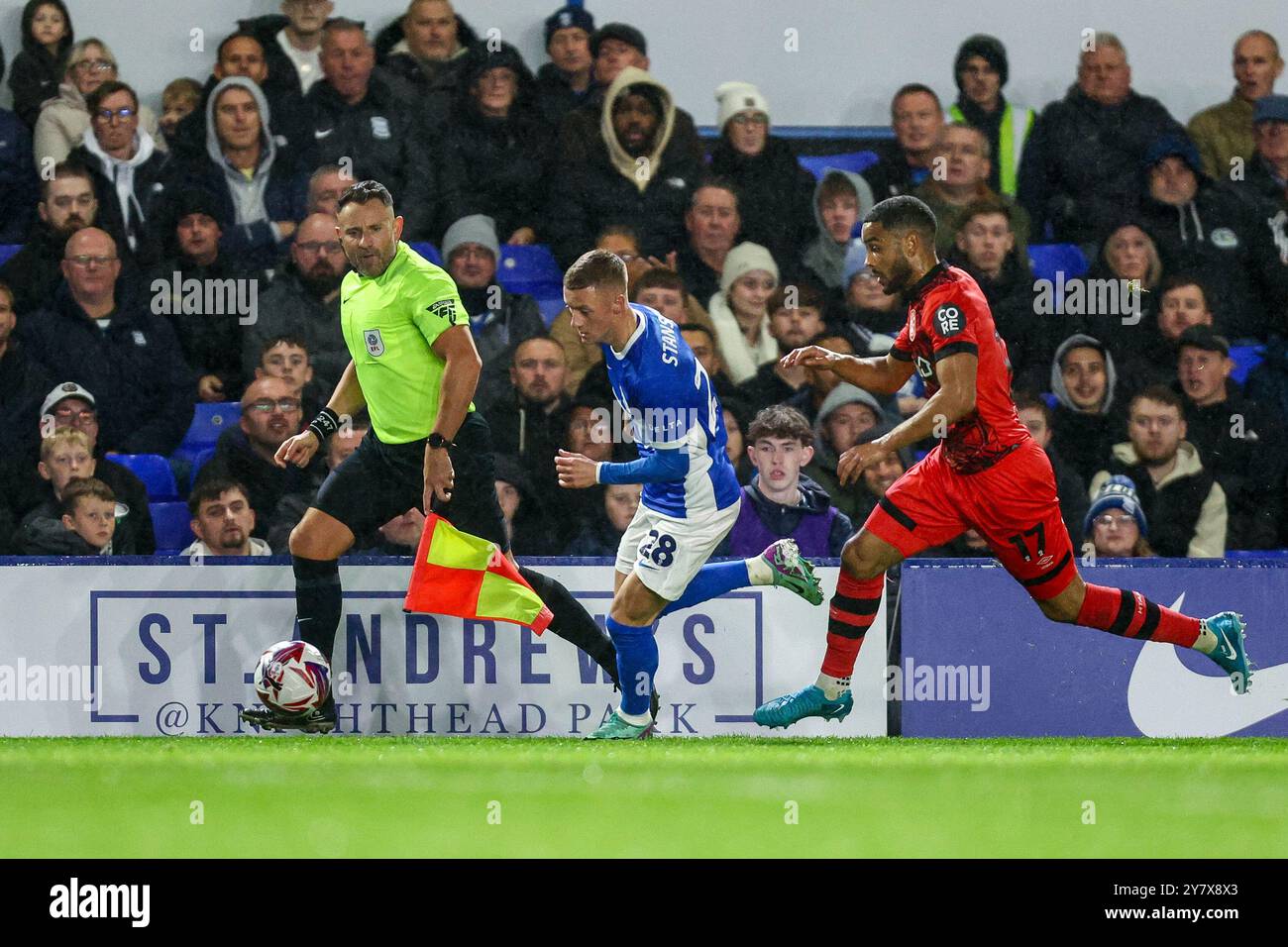 #28, Jay Stansfield de Birmingham court attaqué par #17, Brodie Spencer de Huddersfield lors du match de Sky Bet League 1 entre Birmingham City et Huddersfield Town à St Andrews @ Knighthead Park, Birmingham le mardi 1er octobre 2024. (Photo : Stuart Leggett | mi News) crédit : MI News & Sport /Alamy Live News Banque D'Images