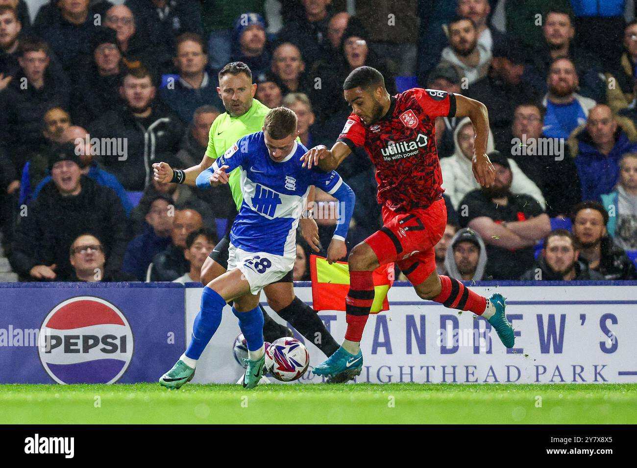 #28, Jay Stansfield de Birmingham combat avec #17, Brodie Spencer de Huddersfield lors du match de Sky Bet League 1 entre Birmingham City et Huddersfield Town à St Andrews @ Knighthead Park, Birmingham le mardi 1er octobre 2024. (Photo : Stuart Leggett | mi News) crédit : MI News & Sport /Alamy Live News Banque D'Images