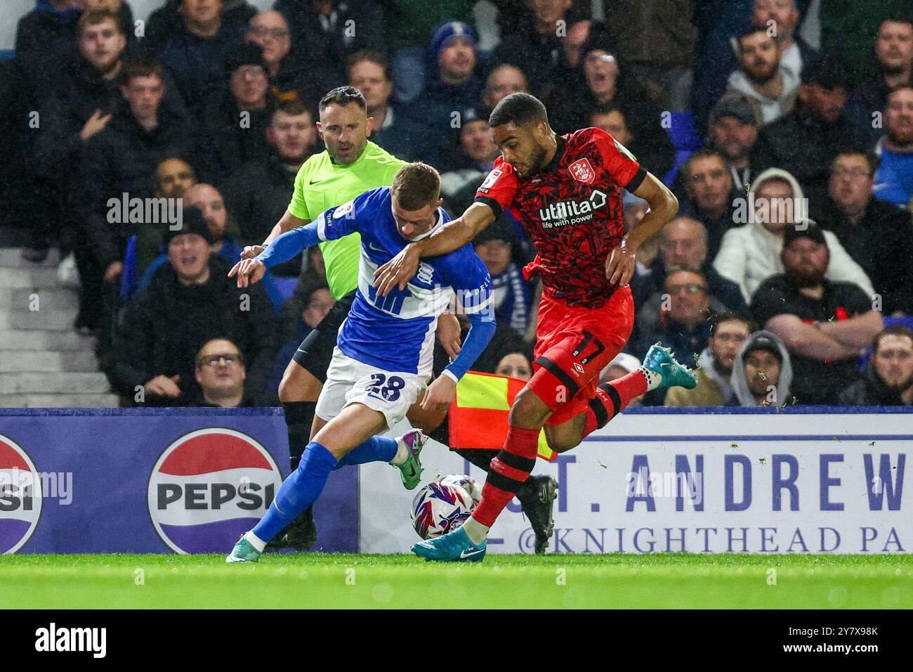 #28, Jay Stansfield de Birmingham combat avec #17, Brodie Spencer de Huddersfield lors du match de Sky Bet League 1 entre Birmingham City et Huddersfield Town à St Andrews @ Knighthead Park, Birmingham le mardi 1er octobre 2024. (Photo : Stuart Leggett | mi News) crédit : MI News & Sport /Alamy Live News Banque D'Images