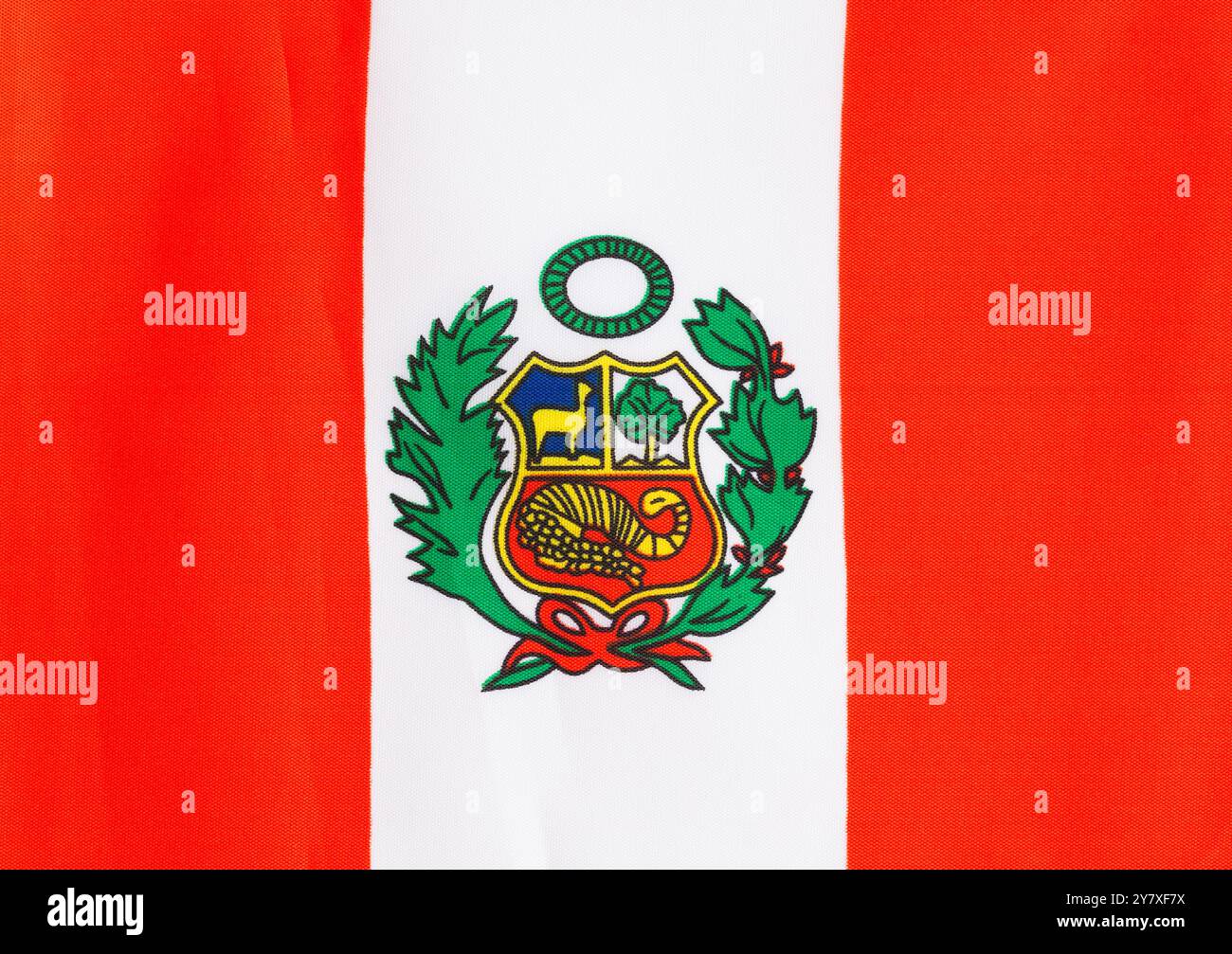 Fond de drapeau de tissu de Pérou plat en gros plan. Banque D'Images