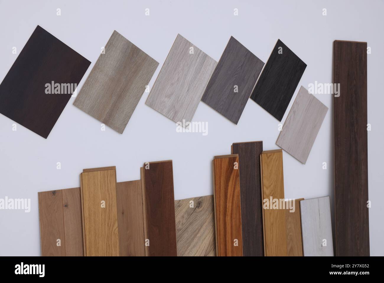 Beaucoup d'échantillons différents de plancher en bois sur fond clair Banque D'Images