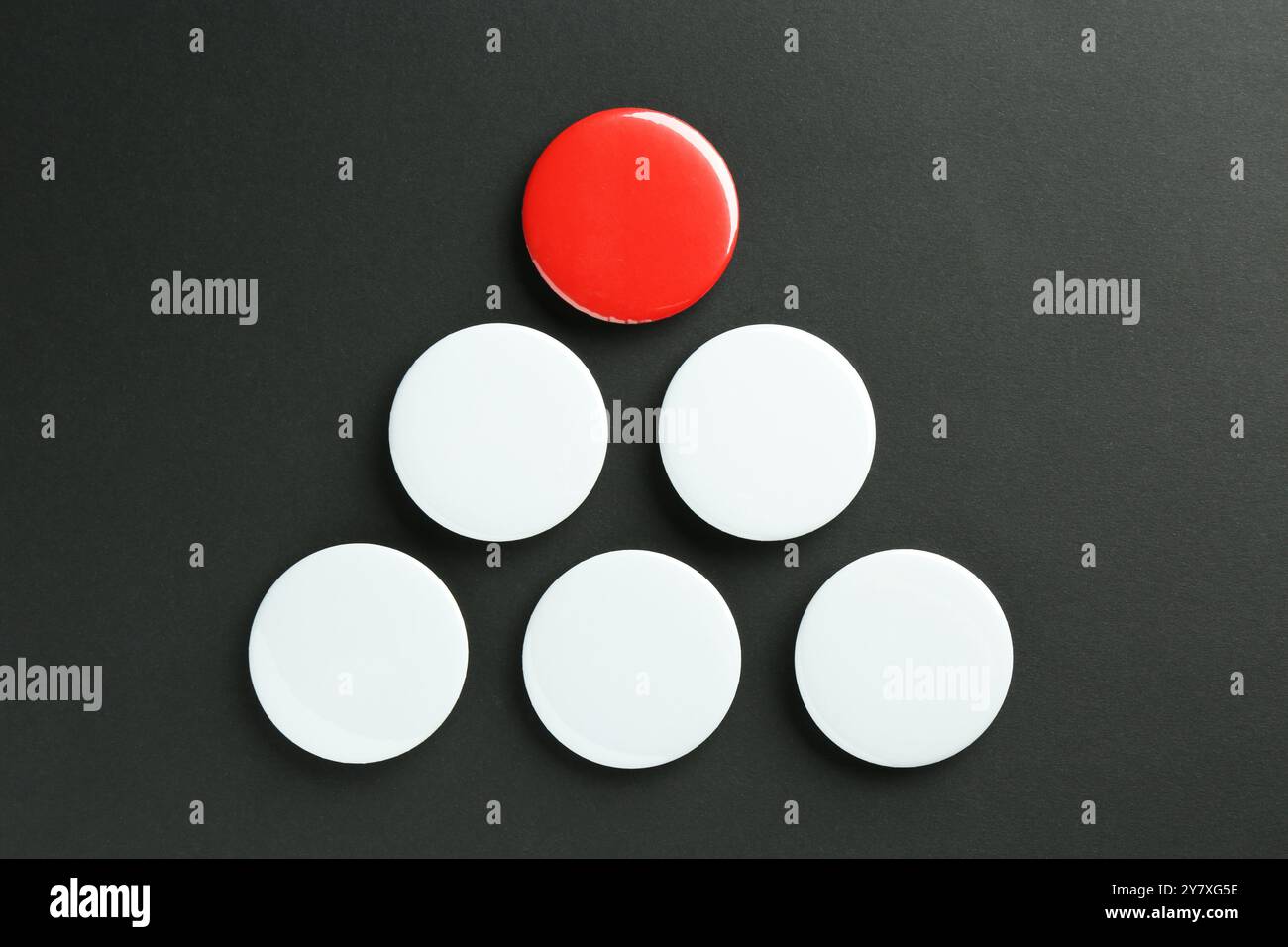 Badges de bouton sur fond noir, pose à plat. Maquette pour le design Banque D'Images