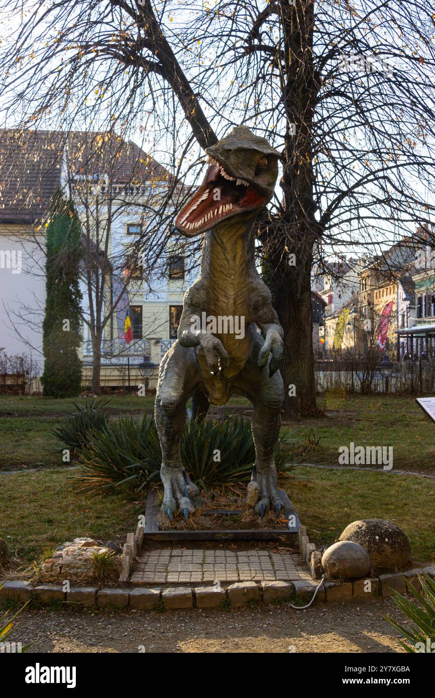 Statue de dinosaure dans le jardin du Musée d'histoire naturelle de Sibiu, Roumanie Banque D'Images