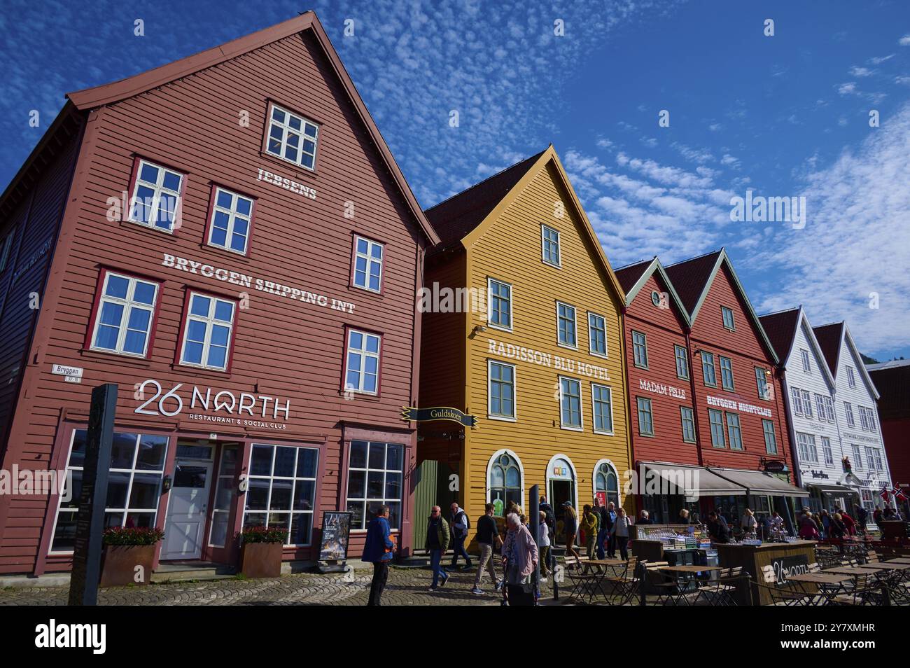 Maisons traditionnelles en bois sous un ciel bleu avec des toits inclinés et de multiples fenêtres dans une vieille ville ensoleillée, Bryggen, Bergen, Vestland, Norvège, Europe Banque D'Images