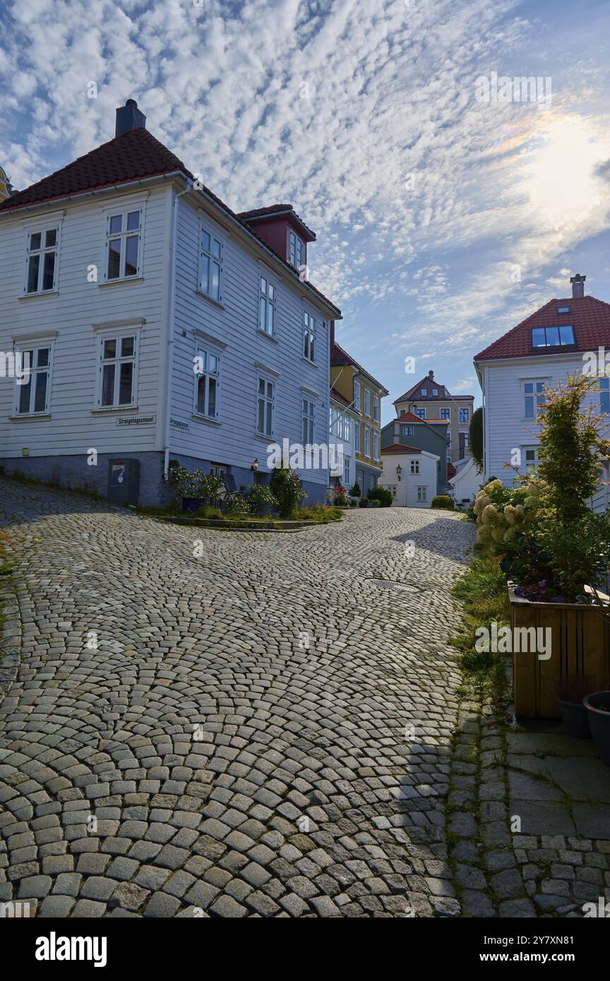 Une rue pavée calme dans le vieux centre-ville de Bergen, avec des maisons traditionnelles et un temps ensoleillé d'été, Bergen, Vestland, Norvège, Europe Banque D'Images