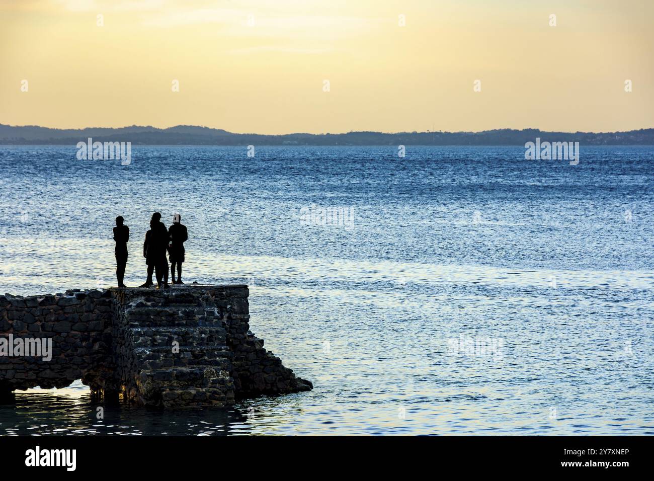 Coucher de soleil dans la baie de Todos os Santos dans la ville de Salvador à Bahia pendant l'été, Salvador, Bahia, Brésil, Amérique du Sud Banque D'Images
