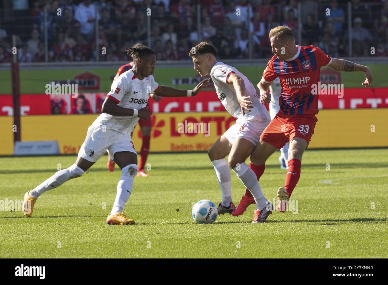 Match de football, Junior ADAMU SC Freiburg et Maximilian EGGESTEIN SC Freiburg se battant pour le ballon avec Lennard MALONEY 1.FC Heidenheim, football STA Banque D'Images