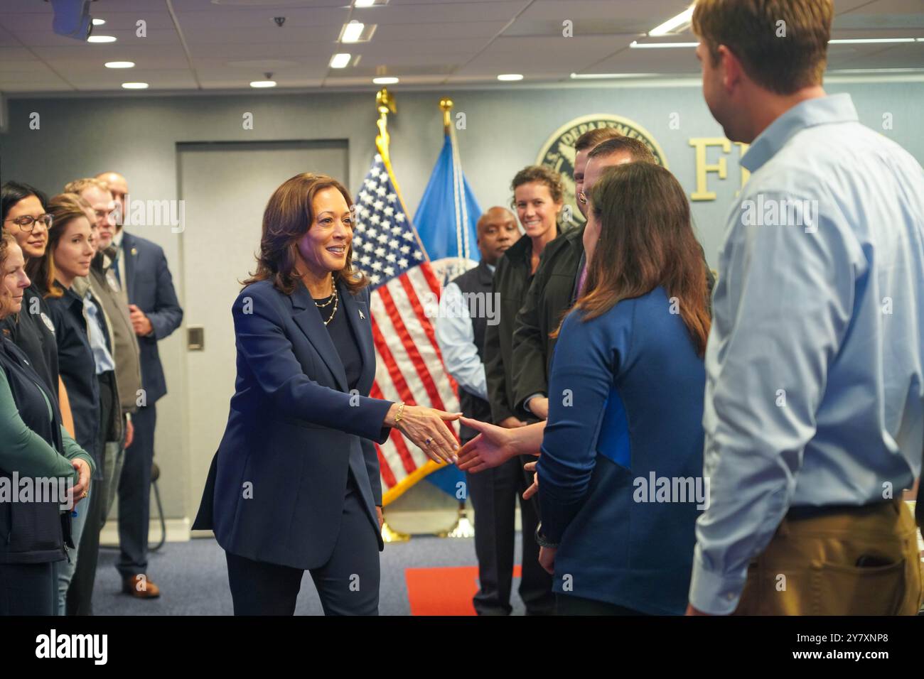 Washington, États-Unis. 30 septembre 2024. U. S vice-président Kamala Harris, à gauche, salue le personnel de la FEMA lors d'une visite au siège de la FEMA, le 30 septembre 2024 à Washington, DC Harris a visité la FEMA pour s'engager à soutenir les victimes de l'ouragan Helene. Crédit : Michael Fuhr/FEMA/Alamy Live News Banque D'Images