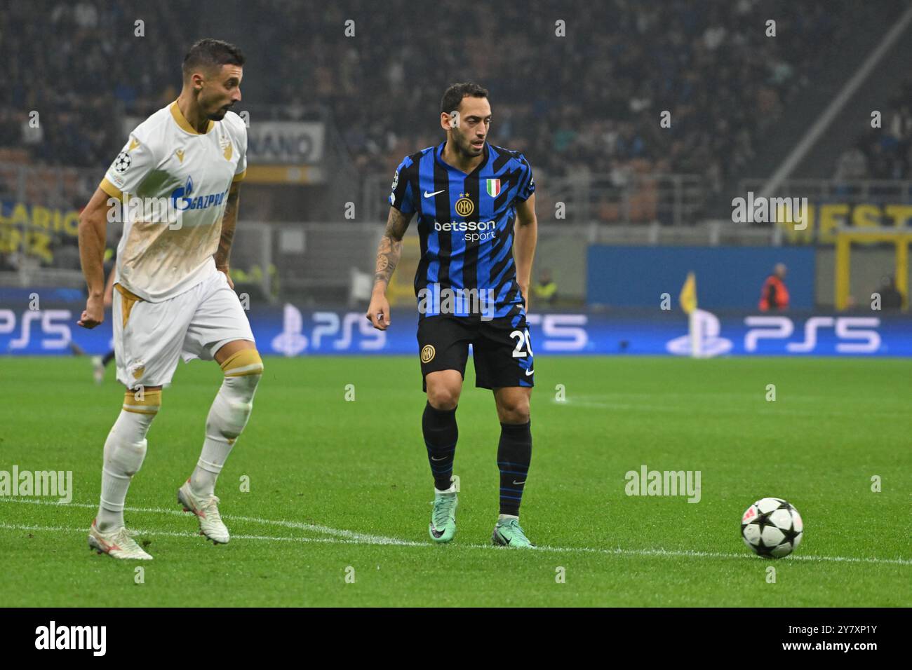 1er octobre 2024 ; Stadio San Siro, Milan, Italie, UEFA Champions League Football, Inter Milan contre Red Star Belgrade ; Hakan Calhanoglu du FC Inter joue le ballon à l'extérieur Banque D'Images