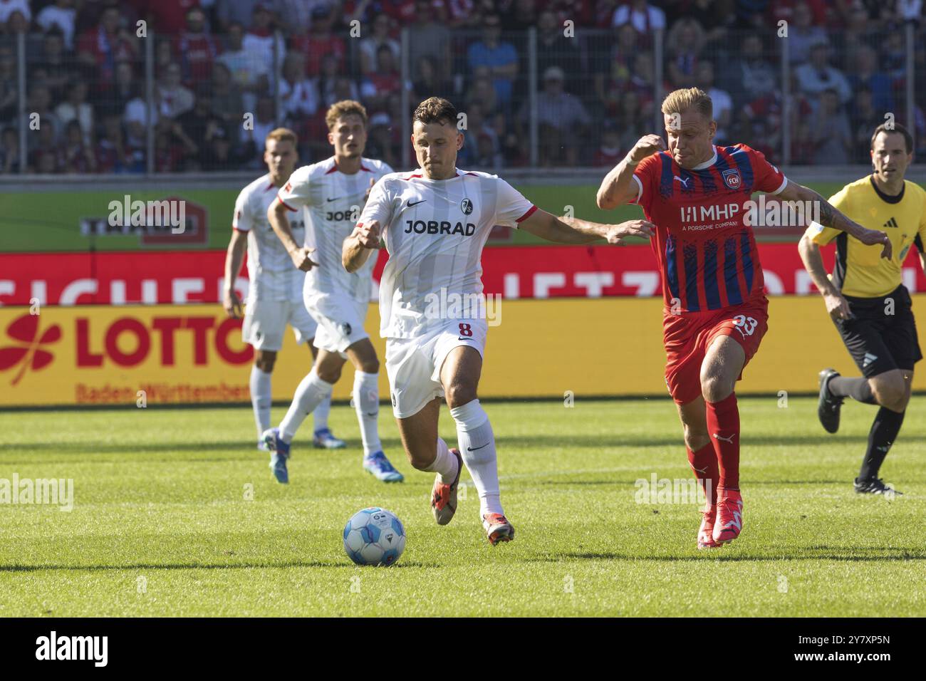 Match de football, Maximilian EGGESTEIN SC Freiburg est parti sur le ballon dans un duel avec Lennard MALONEY 1.FC Heidenheim, arbitre Benjamin MARQUE Concentrates Banque D'Images