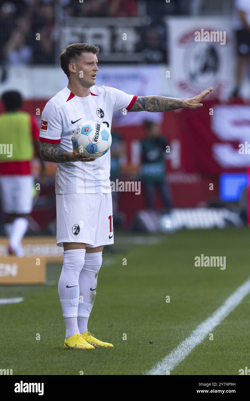 Match de football, Lukas Kuebler SC Freiburg prenant un coup de fouet, stade de football Voith-Arena, Heidenheim Banque D'Images