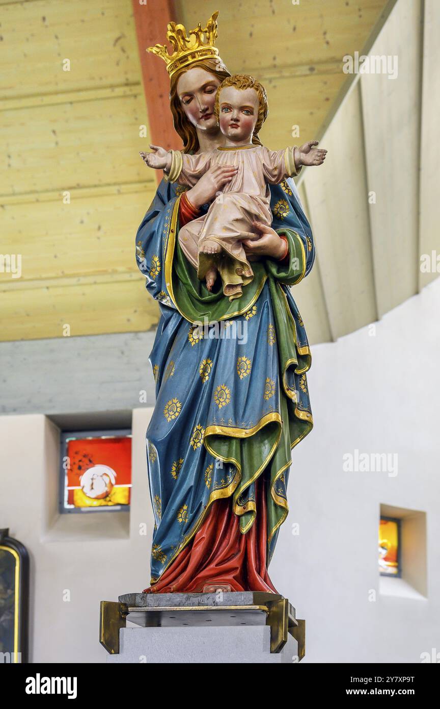 Figure de la Vierge Marie avec l'enfant Jésus dans l'église fille de la Visitation de la Vierge Marie, Leubas près de Kempten, Allgaeu, Bavière, GE Banque D'Images