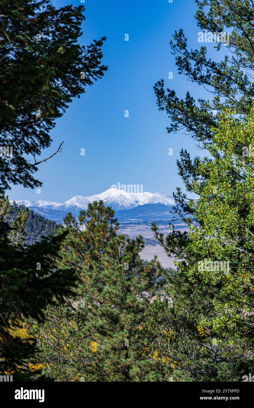 Wilkerson Pass dans le Colorado avec vue sur la chaîne de montagnes ColleGiant Banque D'Images