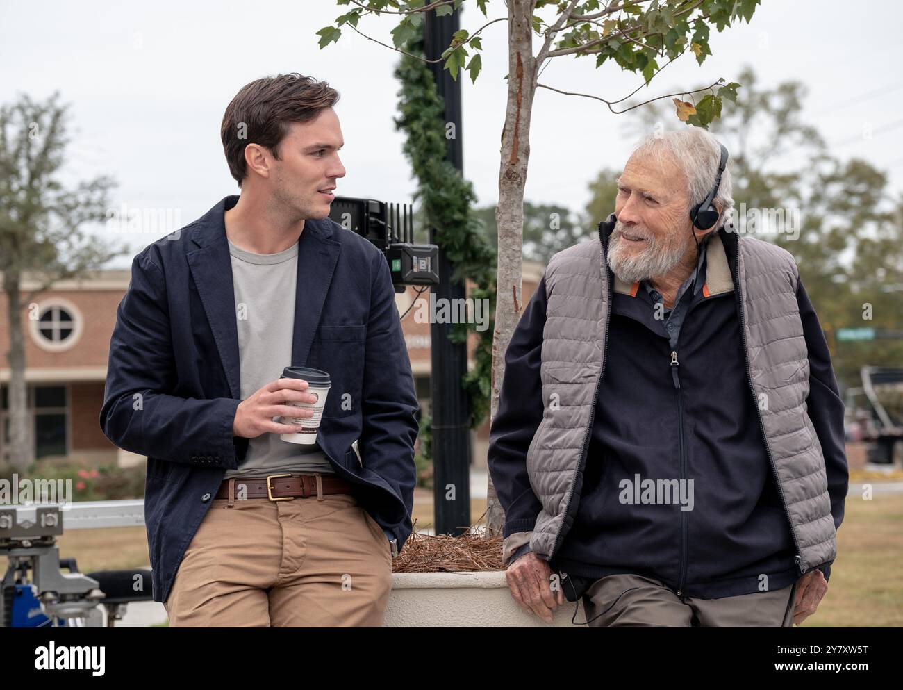 DATE DE SORTIE : 30 octobre 2024. TITRE : juré #2. STUDIO : Warner Bros. RÉALISATEUR : Clint Eastwood. L'homme de famille Justin Kemp qui, tout en servant comme juré dans un procès de haut niveau pour meurtre, se trouve aux prises avec un grave dilemme moral... qu'il pourrait utiliser pour influencer le verdict du jury et potentiellement condamner ou libérer le mauvais tueur. EN VEDETTE : NICOLAS HOULT et le réalisateur CLINT EASTWOOD sur le plateau. (Crédit image : © Warner Bros/Entertainment Pictures/ZUMAPRESS.com) USAGE ÉDITORIAL UNIQUEMENT ! Non destiné à UN USAGE commercial ! Banque D'Images