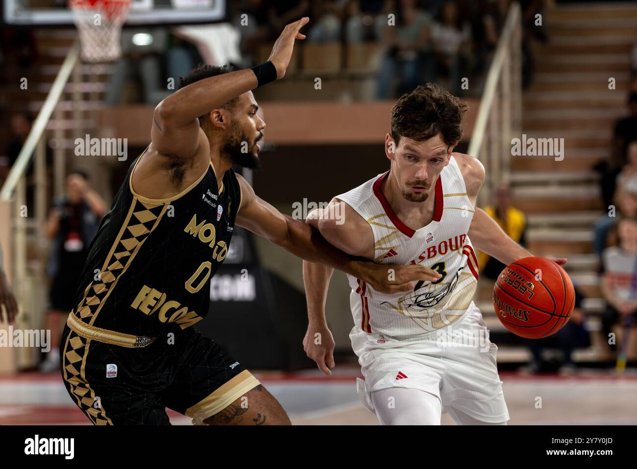 Monaco, Monaco. 29 septembre 2024. Joueur de Monaco #0 Elie Okobo et joueur de Strasbourg #23 Jean-Baptiste maille vus en action lors du match Betclic Elite entre L'AS Monaco et SIG Strasbourg à la salle Gaston médecin. Score final AS Monaco 77 - 65 SIG Strasbourg. Crédit : SOPA images Limited/Alamy Live News Banque D'Images