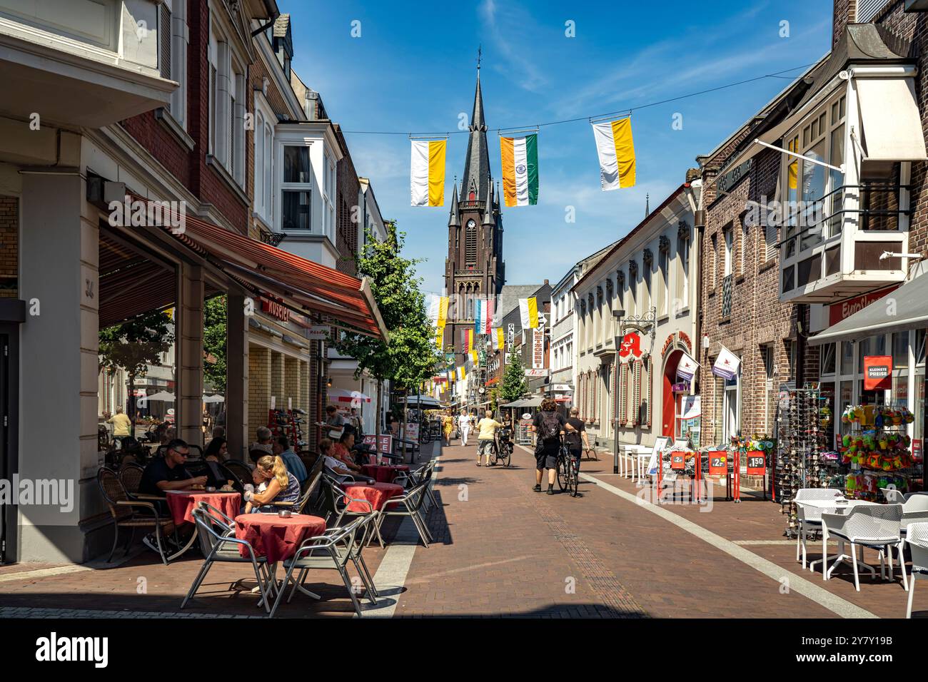 Zone piétonne Hauptstrasse et église de pèlerinage Marienbasilika à Kevelaer, Bas-Rhin, Rhénanie du Nord-Westphalie, Allemagne, Europe Banque D'Images