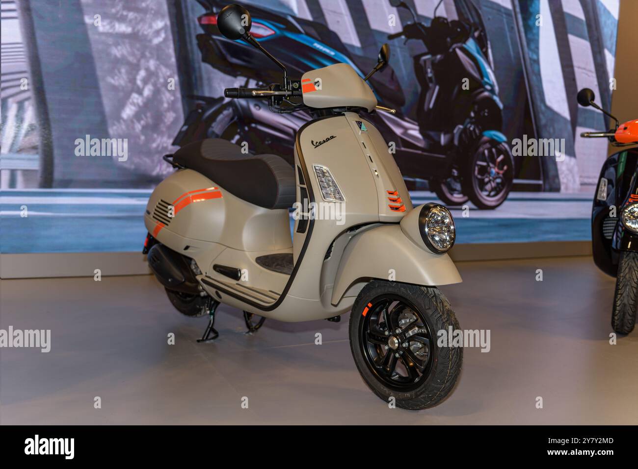 ISTANBUL, TURQUIE - 24 MARS 2024 : le nouveau modèle Vespa GTV au salon de motocyclette Istanbul 2024. Piaggio est une société fondée en Italie en 1884 tha Banque D'Images ISTANBUL, TURQUIE - 24 MARS 2024 : le nouveau modèle Vespa GTV au salon de motocyclette Istanbul 2024. Piaggio est une société fondée en Italie en 1884 tha Banque D'Images