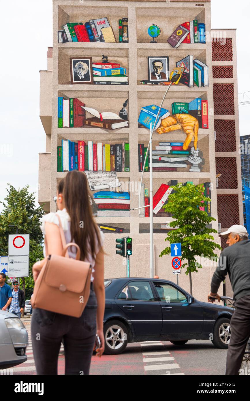 Peinture murale sur une façade du Musée Kadare - la maison de l'atelier de l'écrivain Ismail Kadare, Tirana, Albanie, Europe du Sud-est Banque D'Images