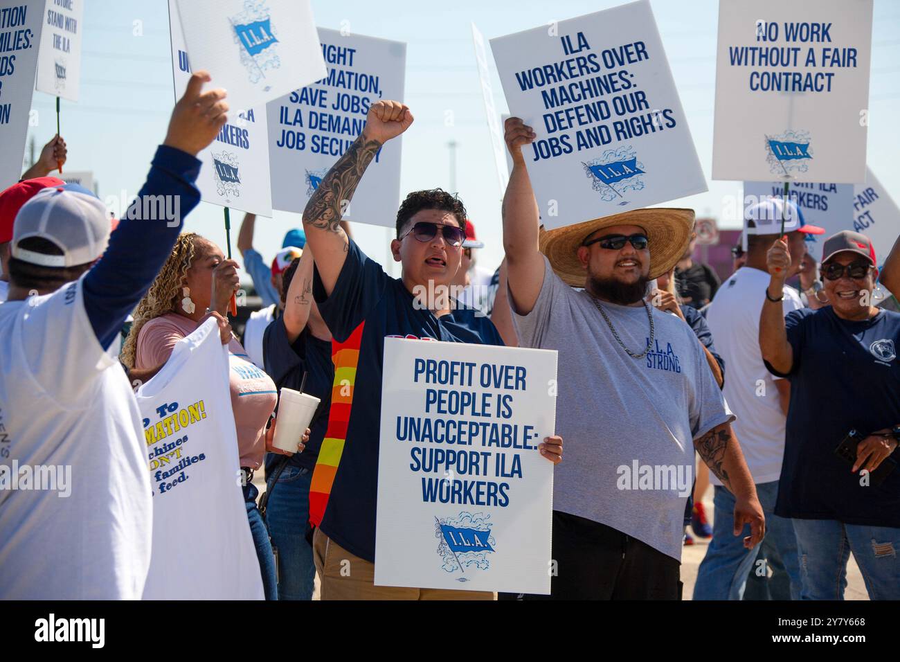 Houston, États-Unis. 1er octobre 2024. Les travailleurs portuaires participent à une grève au Port Houston au Texas, aux États-Unis, le 1er octobre 2024. Environ 45 000 travailleurs portuaires à travers les côtes est des États-Unis et du Golfe ont fait grève mardi alors que la date limite de minuit pour un nouvel accord de travail sur les salaires et l'automatisation était passée. Crédit : Chengyue Lao/Xinhua/Alamy Live News Banque D'Images