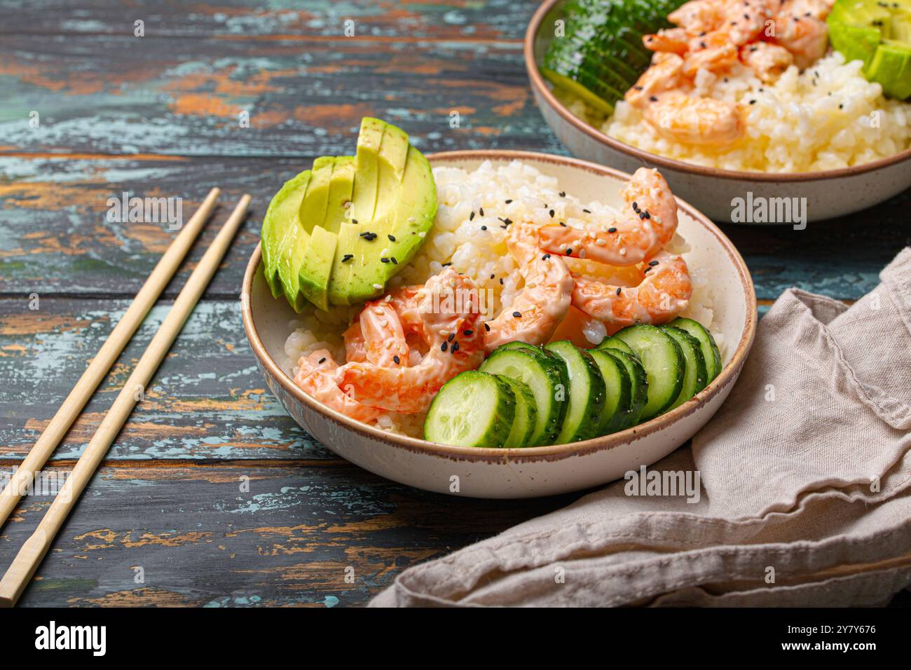 Poke bol avec riz, crevettes, avocat et concombre Banque D'Images