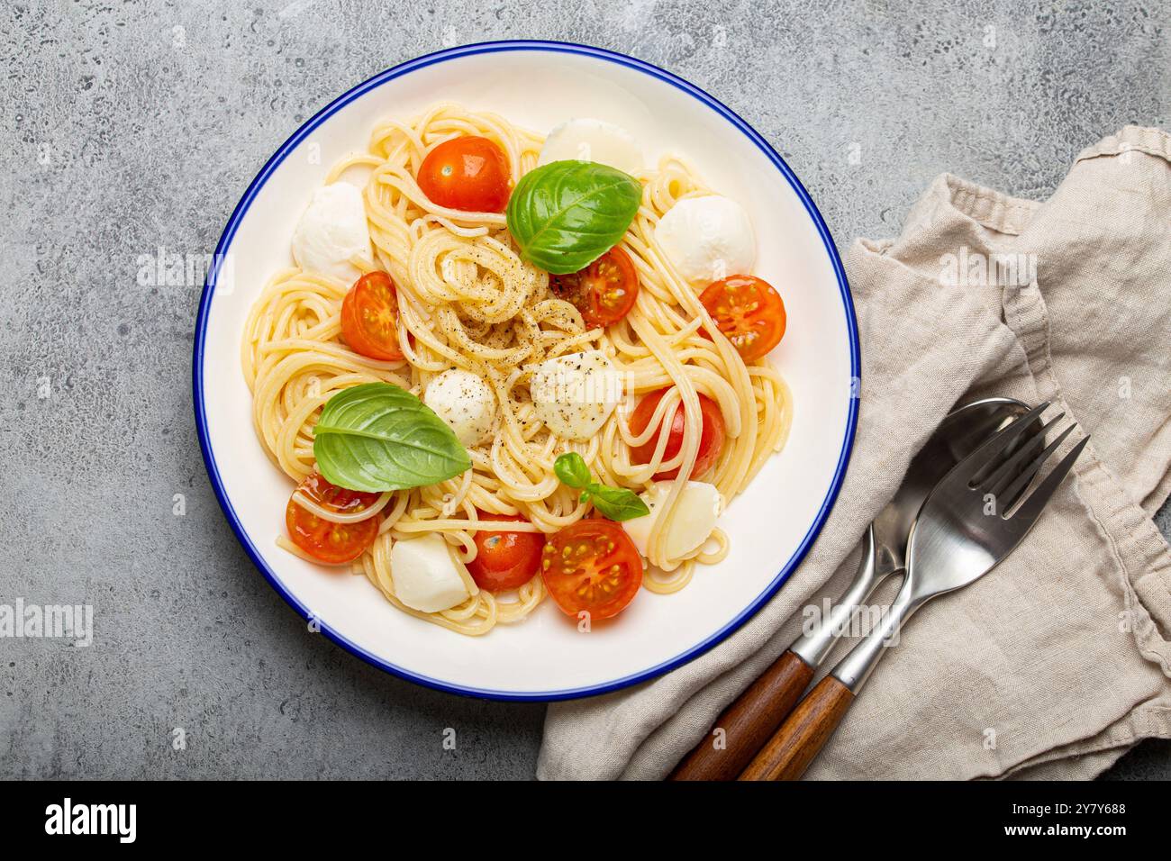 Spaghetti aux tomates cerises et à la mozzarella Banque D'Images