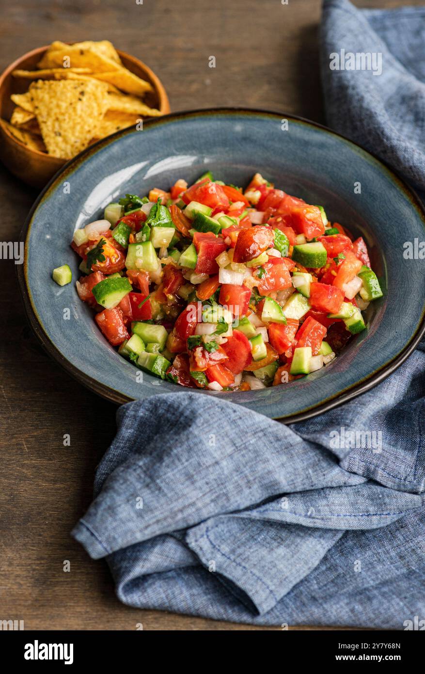 Pico de gallo avec des copeaux de tortilla Banque D'Images