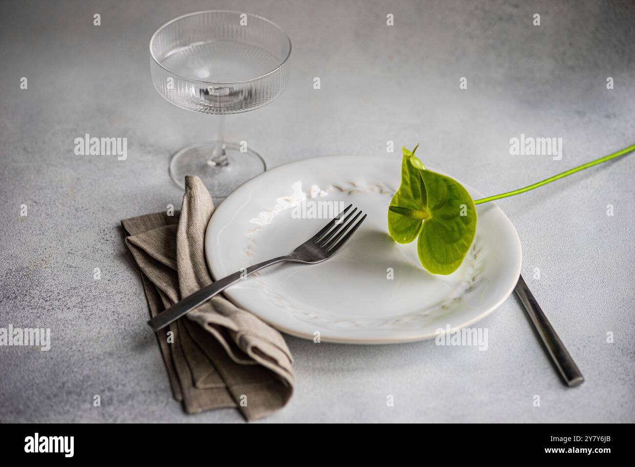 Décoration de table minimaliste avec fleur d'anthurium Banque D'Images