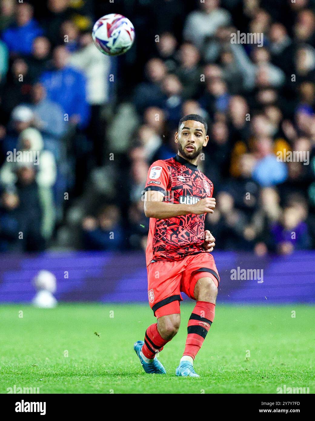 #17, Brodie Spencer de Huddersfield libère le ballon lors du match de Sky Bet League 1 entre Birmingham City et Huddersfield Town à St Andrews @ Knighthead Park, Birmingham le mardi 1er octobre 2024. (Photo : Stuart Leggett | mi News) crédit : MI News & Sport /Alamy Live News Banque D'Images