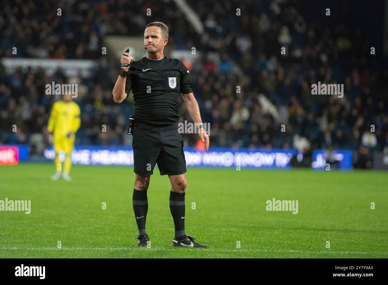 Arbitre David Webb lors du match du Sky Bet Championship entre West Bromwich Albion et Middlesbrough aux Hawthorns, West Bromwich le mardi 1er octobre 2024. (Photo : Trevor Wilkinson | mi News) crédit : MI News & Sport /Alamy Live News Banque D'Images