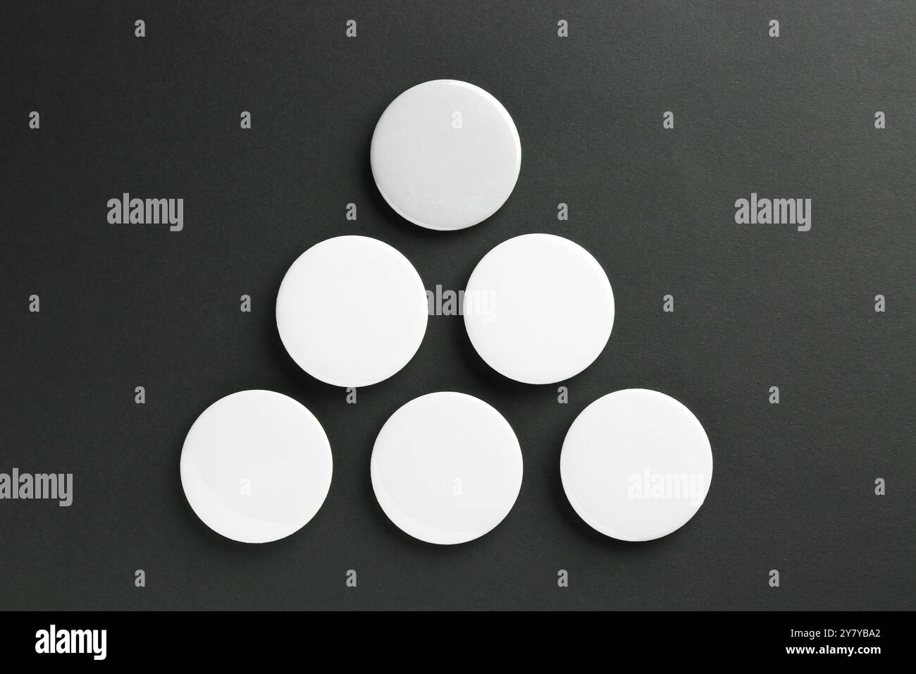 Badges de bouton blanc sur fond noir, pose à plat. Maquette pour le design Banque D'Images