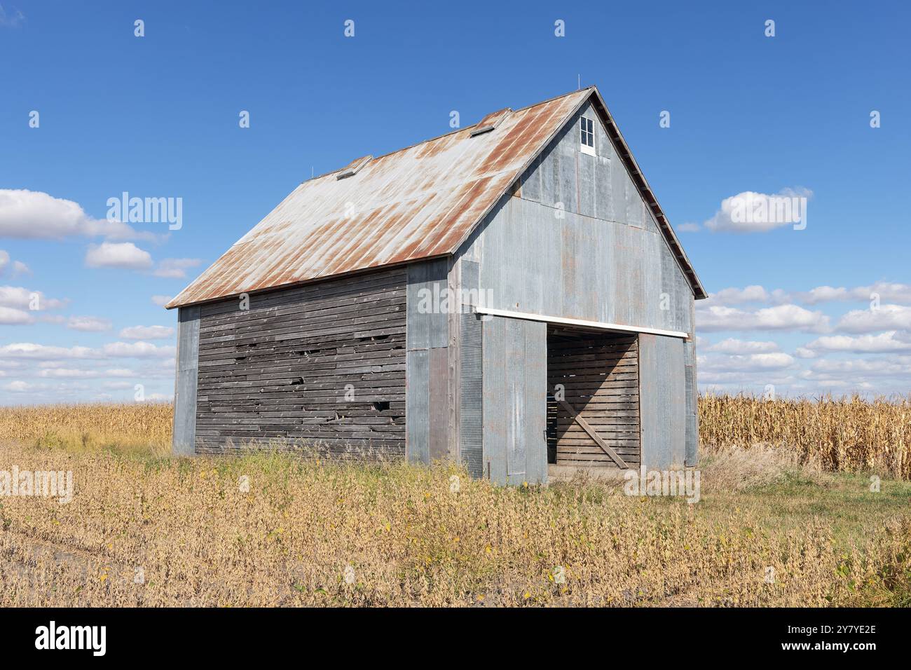 Une crèche de maïs en bois vintage avec un ciel bleu d'automne sur une ferme à Danville, Iowa. Banque D'Images