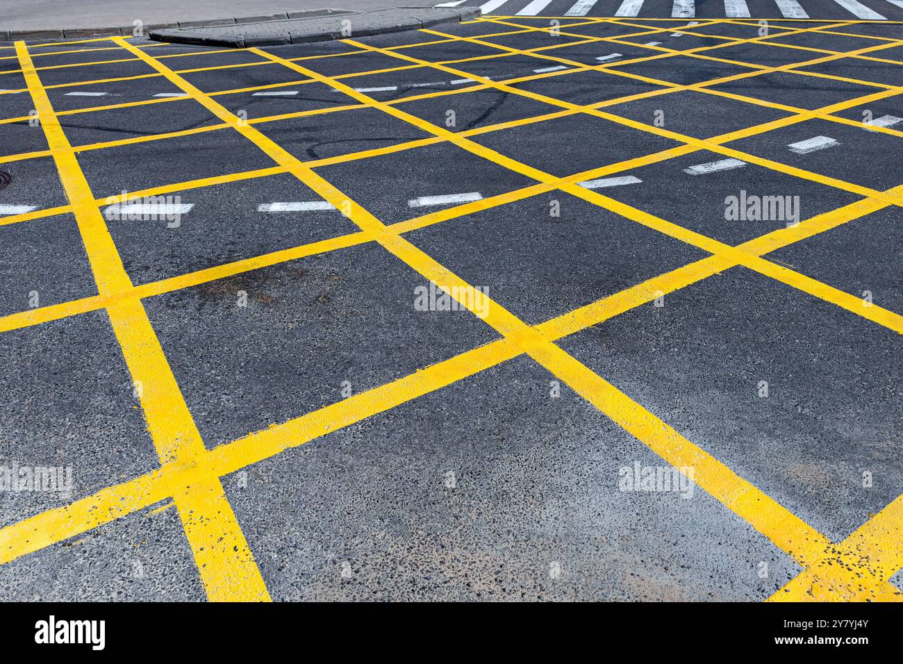 pas d'aire de stationnement. marquage de lignes de grille jaunes sur route asphaltée. Banque D'Images