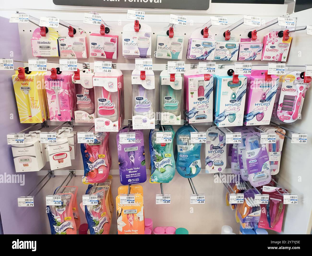 Los Angeles, Californie, États-Unis - 07-03-2021 : une vue de plusieurs paquets de rasoirs pour femmes, exposés au magasin. Banque D'Images