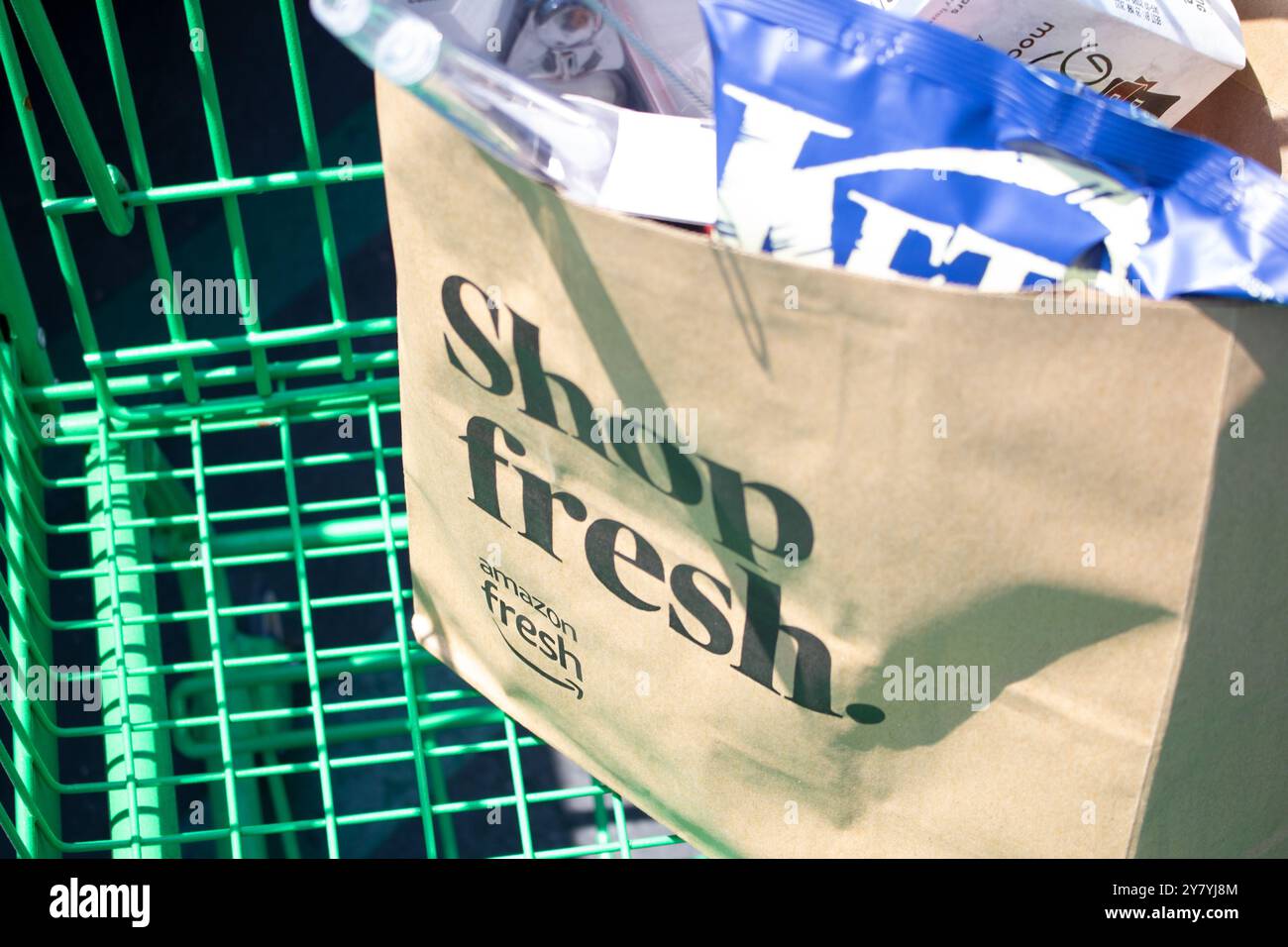 Los Angeles, Californie, États-Unis - 06-15-2021 : une vue d'un logo Amazon Fresh sur le sac d'épicerie en papier à l'intérieur d'un panier vert. Banque D'Images