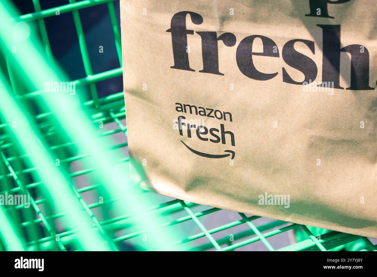 Los Angeles, Californie, États-Unis - 06-15-2021 : une vue d'un logo Amazon Fresh sur le sac d'épicerie en papier à l'intérieur d'un panier vert. Banque D'Images