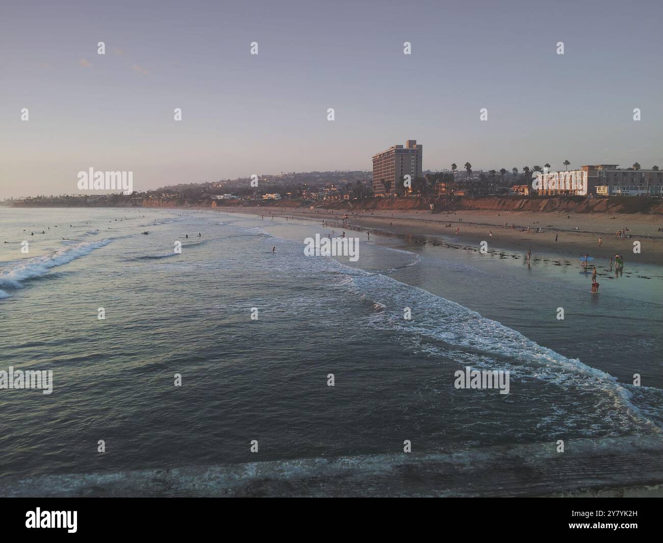 San Diego, Californie, États-Unis - 08-14-2013 : une vue de personnes profitant de l'océan pendant le coucher du soleil. Banque D'Images