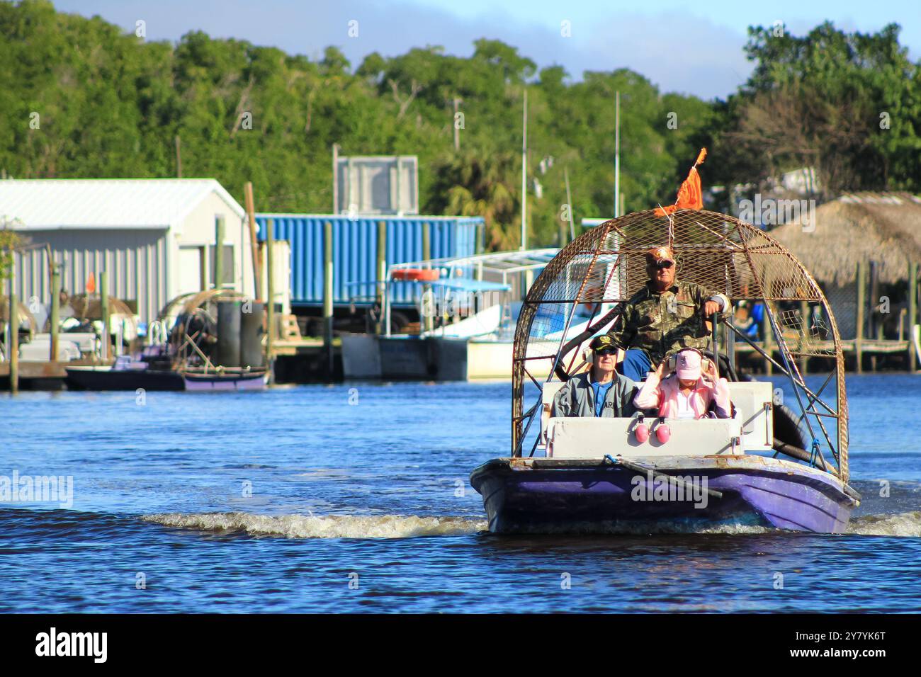 Everglades City, Floride, États-Unis - 01-07-2016 : une vue d'une excursion en bateau fanboat se déplaçant à travers le marais, avec des touristes appréciant la balade. Banque D'Images