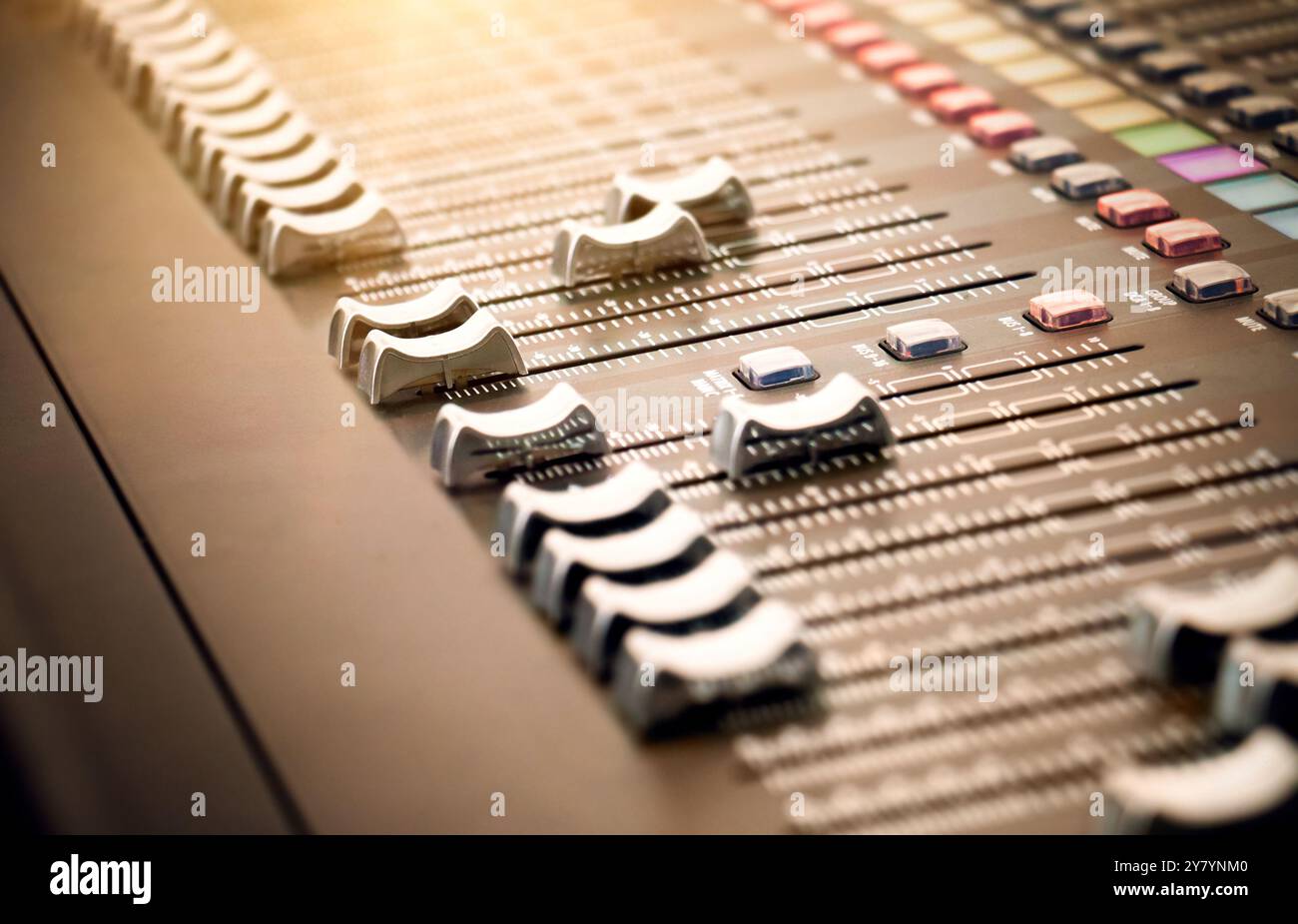 Table de mixage de musique – Résumé de la table de mixage d'enregistrement audio professionnelle. Une rangée de faders de console permet de régler le niveau de plusieurs entrées sonores. Banque D'Images