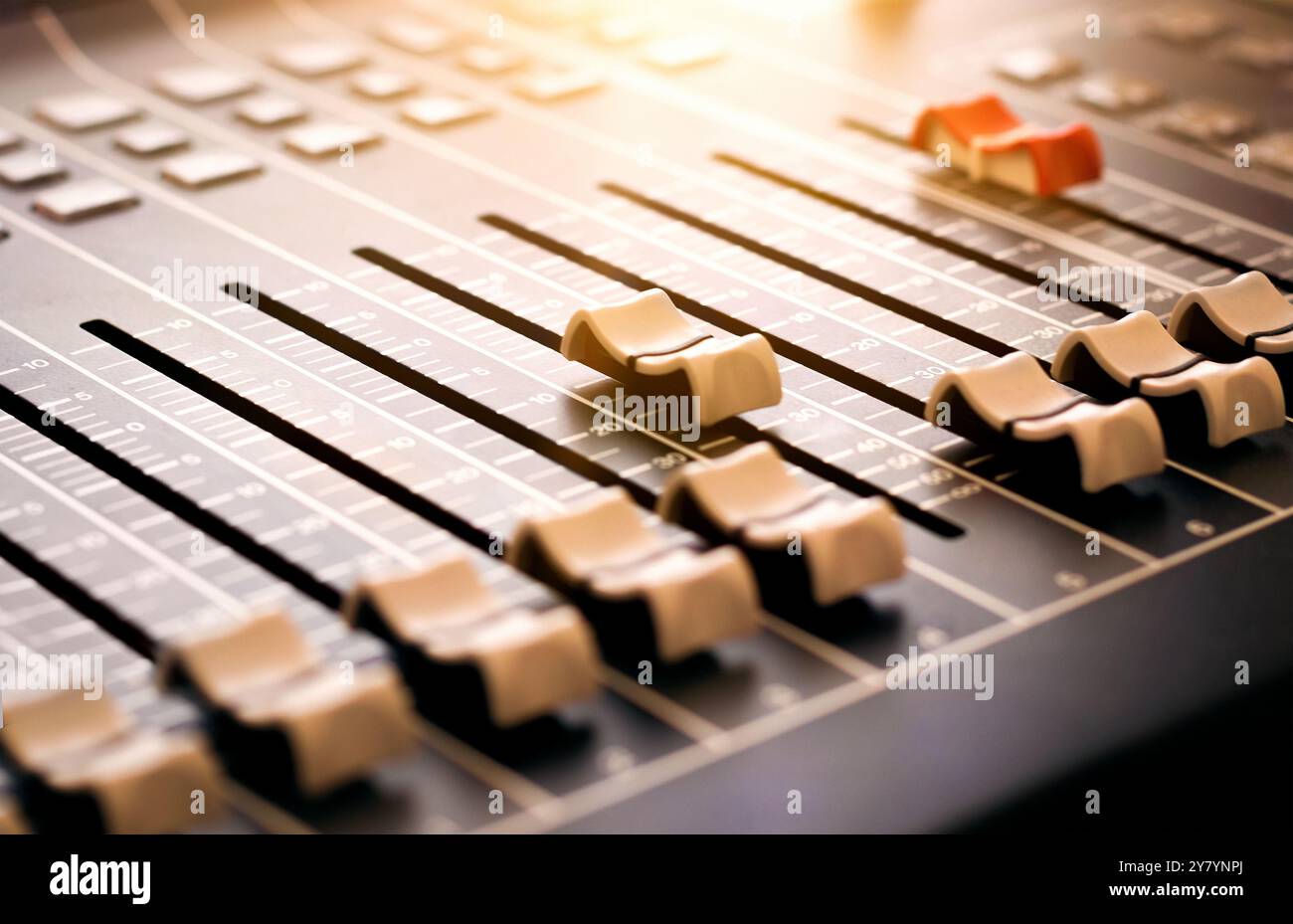 Music Mixer Desk – abstrait de la table de mixage d'enregistrement audio professionnel. Une rangée de faders de console permet de régler le niveau de plusieurs entrées sonores. Banque D'Images
