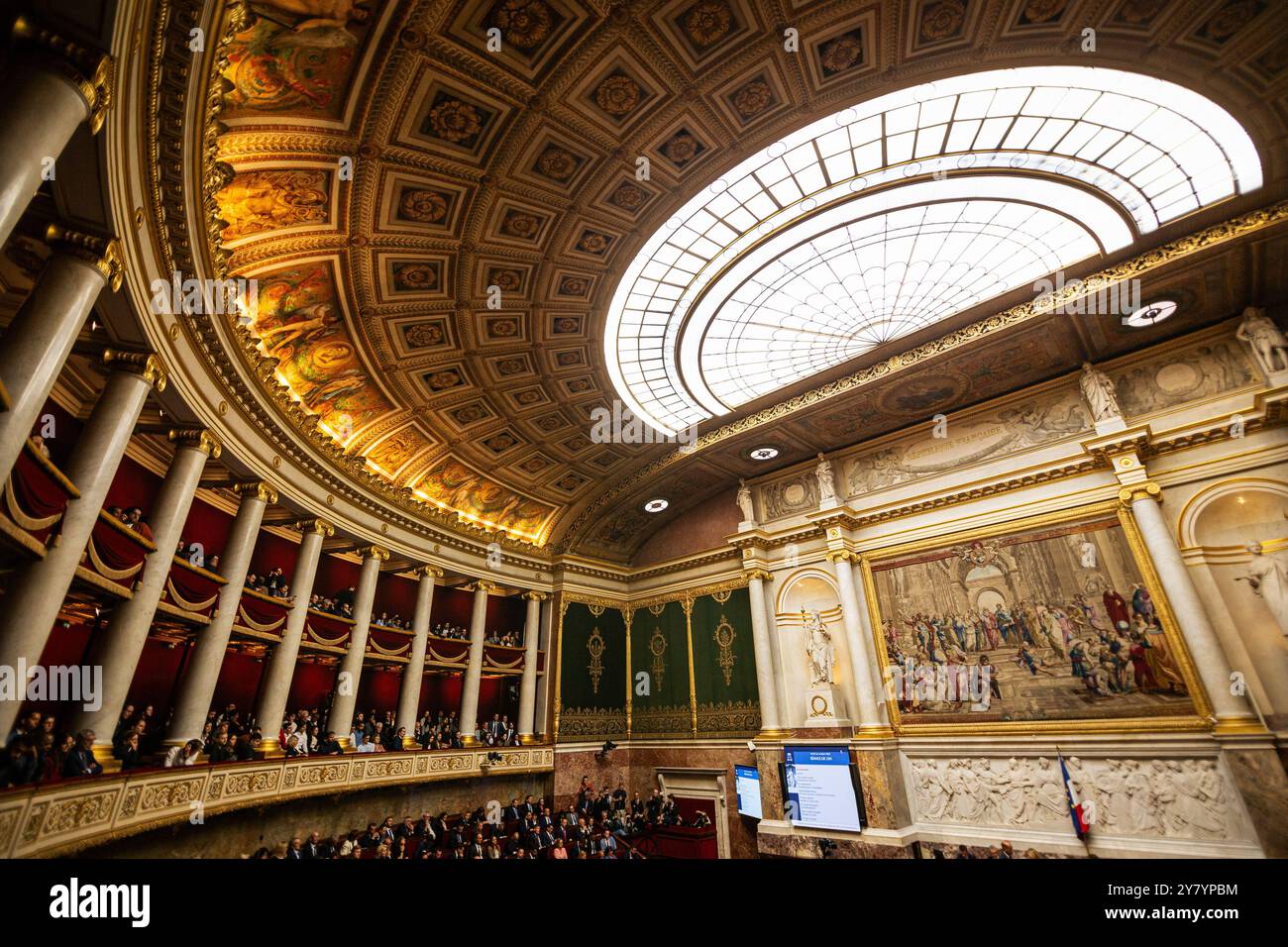 Paris, France. 1er octobre 2024. Vue générale à l'Assemblée nationale. A l’ouverture des sessions ordinaires de l’Assemblée nationale, le premier ministre Michel Barnier a prononcé un discours de politique générale dans l’hémicycle du Palais Bourbon, à Paris. (Photo de Telmo Pinto/SOPA images/SIPA USA) crédit : SIPA USA/Alamy Live News Banque D'Images