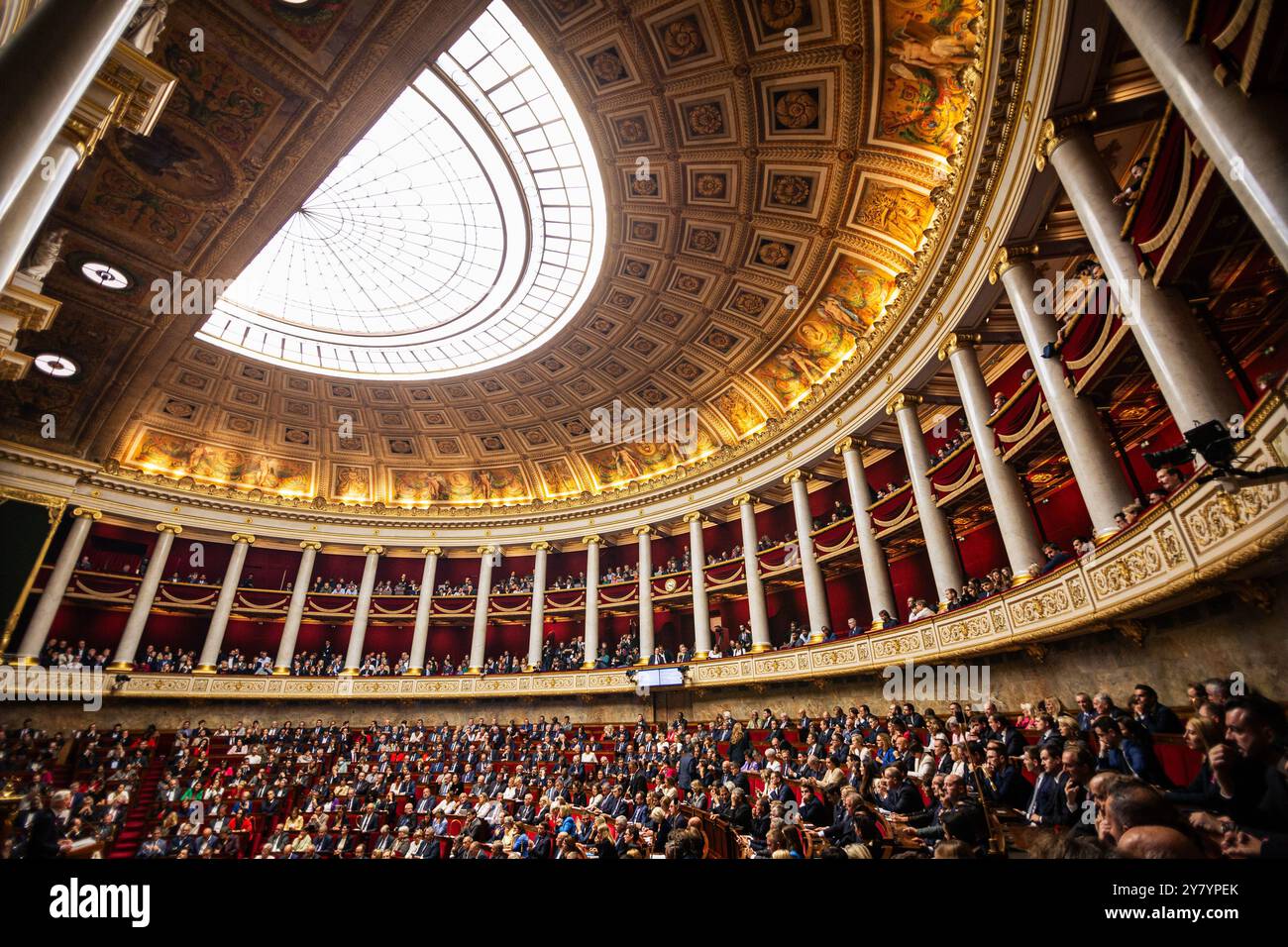 Paris, France. 1er octobre 2024. Vue générale à l'Assemblée nationale. A l’ouverture des sessions ordinaires de l’Assemblée nationale, le premier ministre Michel Barnier a prononcé un discours de politique générale dans l’hémicycle du Palais Bourbon, à Paris. Crédit : SOPA images Limited/Alamy Live News Banque D'Images