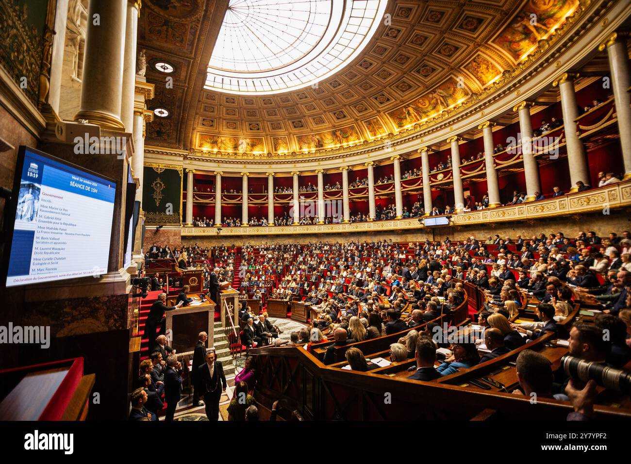 Paris, France. 1er octobre 2024. Vue générale à l'Assemblée nationale. A l’ouverture des sessions ordinaires de l’Assemblée nationale, le premier ministre Michel Barnier a prononcé un discours de politique générale dans l’hémicycle du Palais Bourbon, à Paris. Crédit : SOPA images Limited/Alamy Live News Banque D'Images